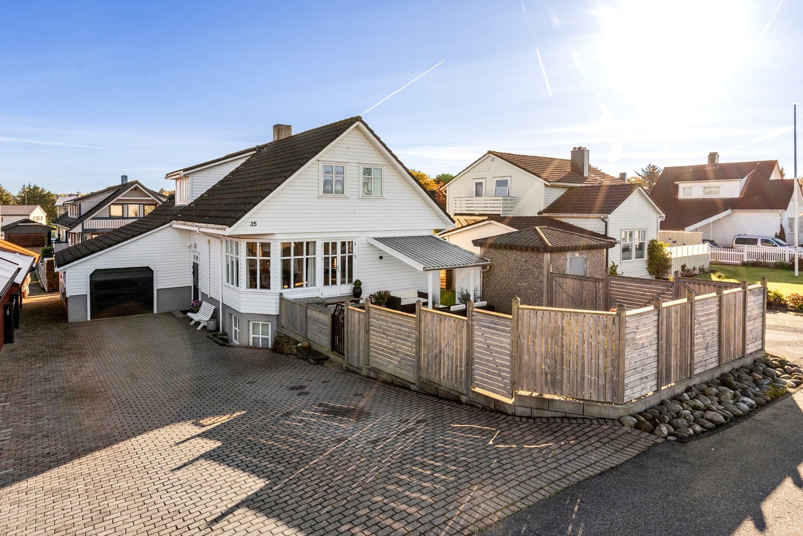 Romslig oppkjørsel med gode parkeringsmuligheter. Galleribilde