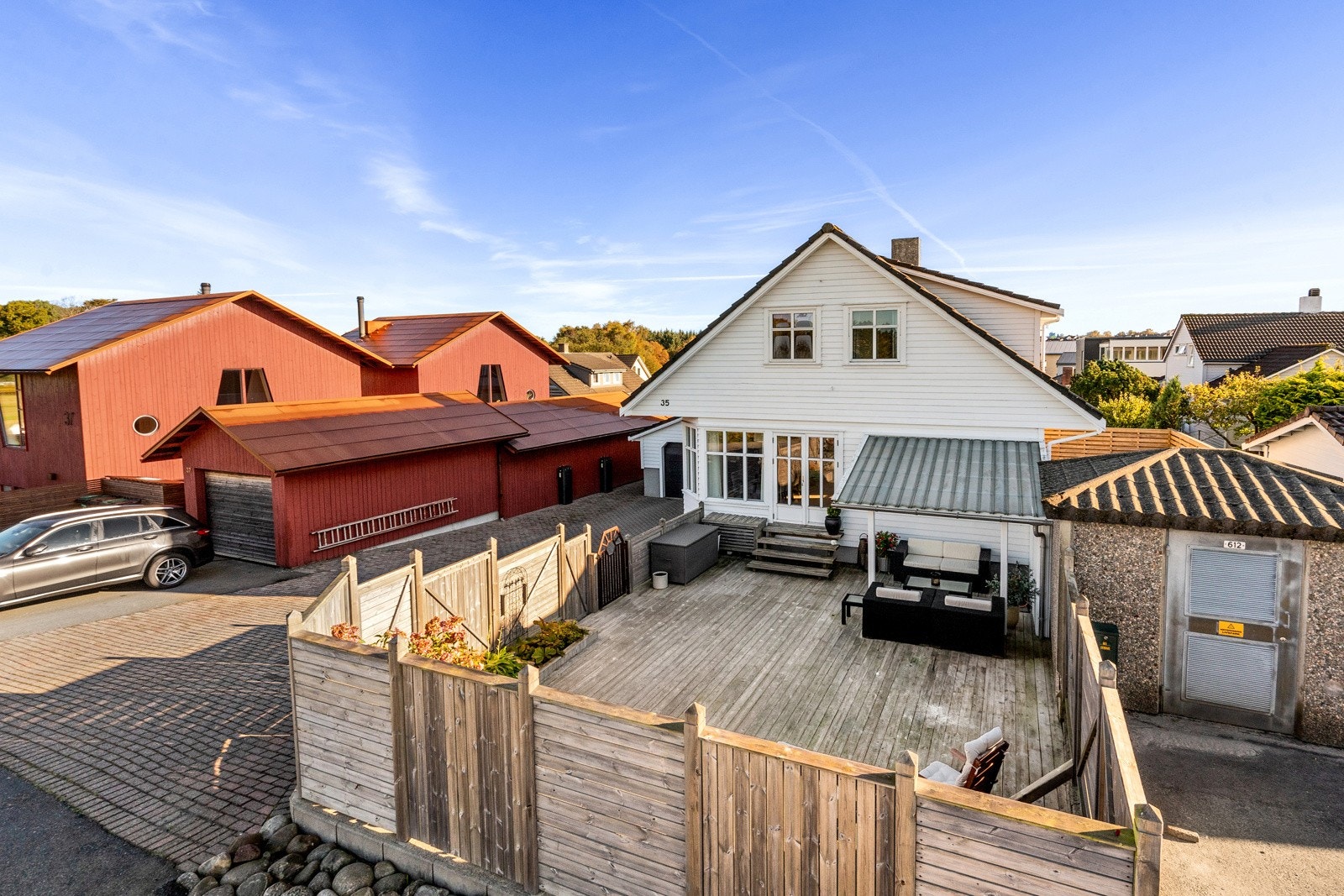 Boligen har en sentral beliggenhet med skoler, barnehager og busstopp innen gåavstand. Galleribilde