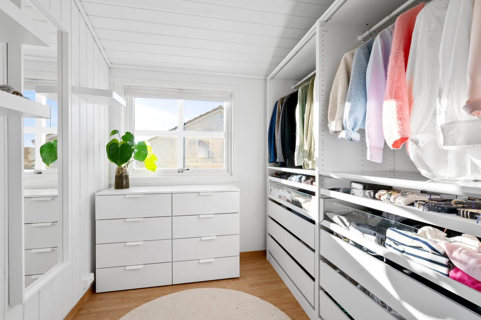 Funksjonelt omkledningsrom med god oppbevaringsplass. Galleribilde