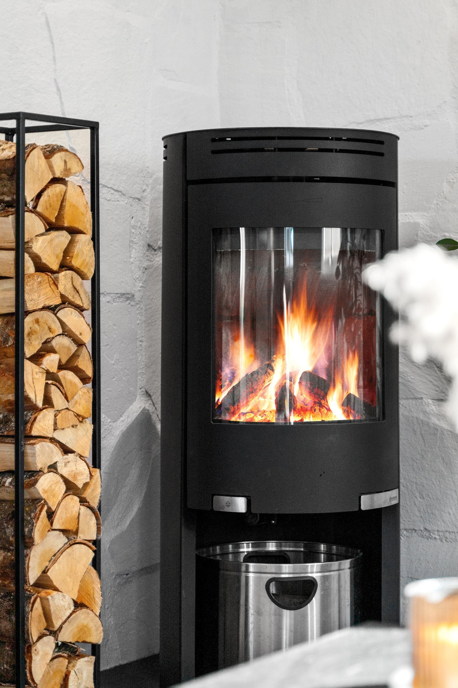 Peisen i stuen gir en lun og god varme på selv de kjøligste dagene. Galleribilde