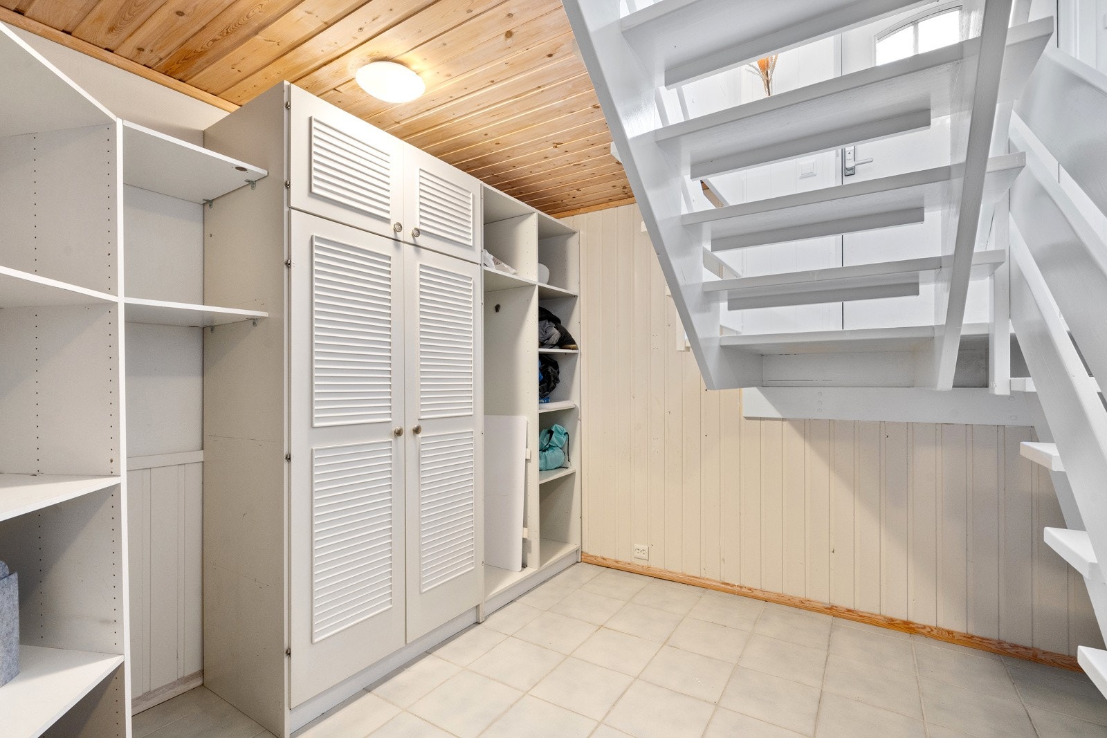 God lagringsplass under trapp i hoveddel. Galleribilde