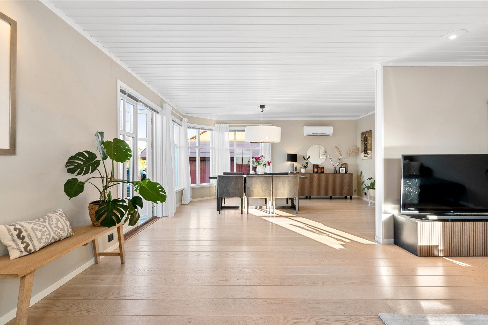 Gjennomgående i boligen er store vindusflater som sikrer rikelig med naturlig lys. Galleribilde