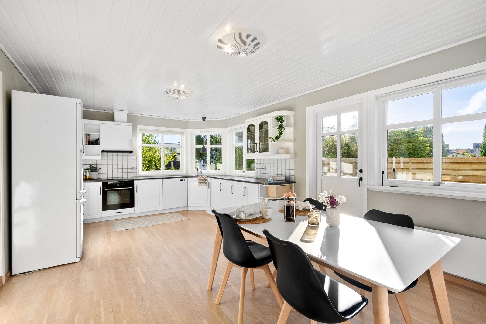 Romslig kjøkken med plass til et spisebord for de kjappere måltidene. Galleribilde