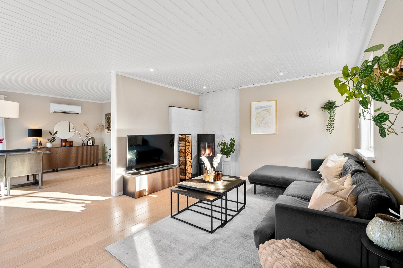 Stor og innholdsrik enebolig med praktisk planløsning og populær beliggenhet. Galleribilde