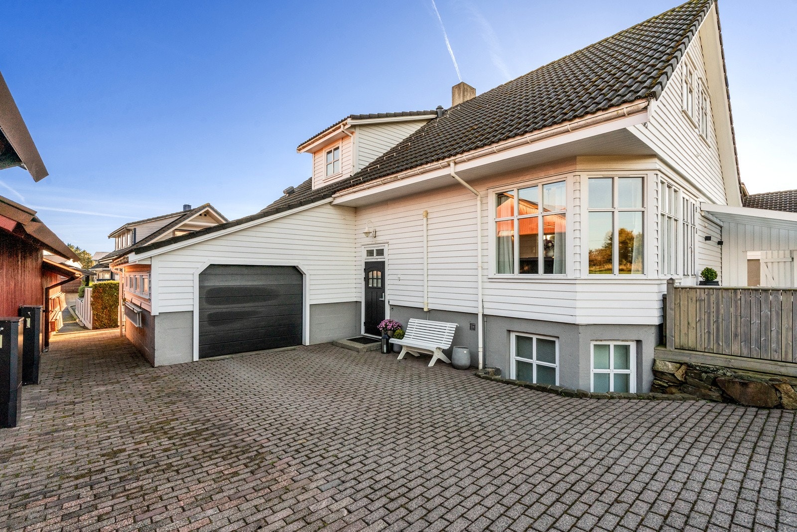 Tomten er pent opparbeidet med belegningsstein og integrert garsje. Galleribilde