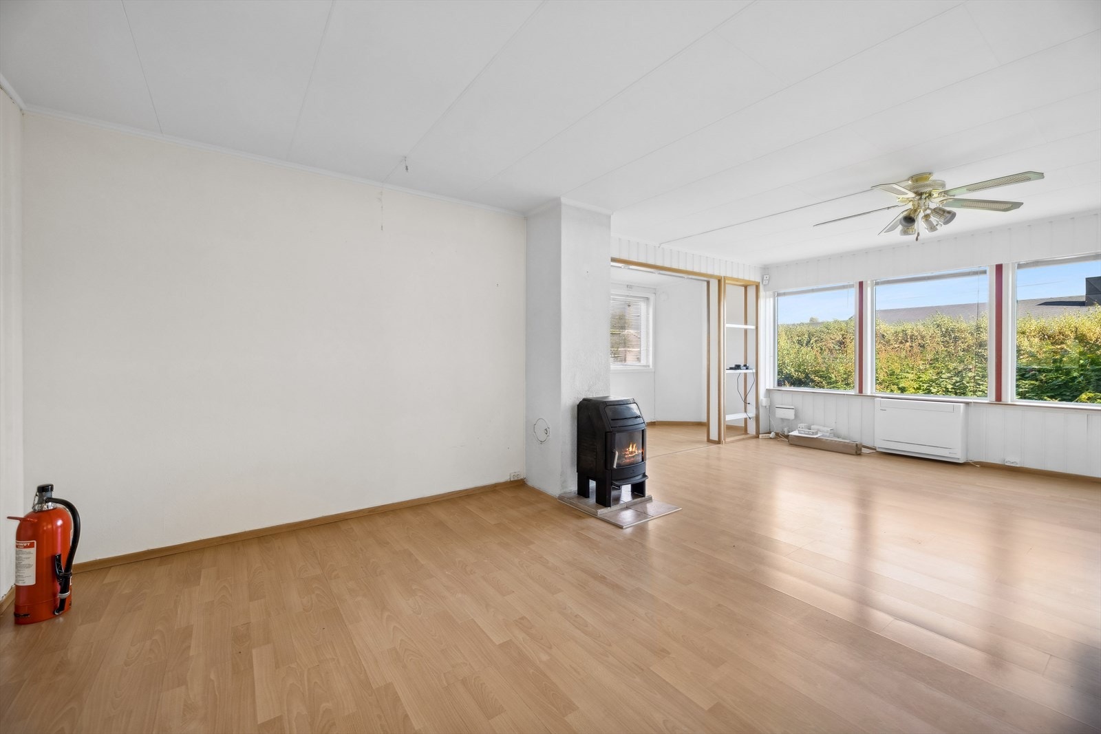 I stuen finner du en peisovn som gir god varme og lun stemning på kalde dager. Galleribilde