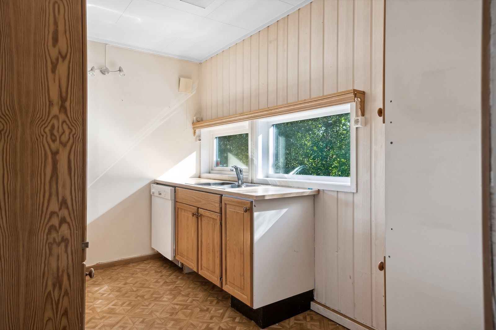 Kjøkkenet har plass til frittstående kjøleskap og oppvaskmaskin. Galleribilde