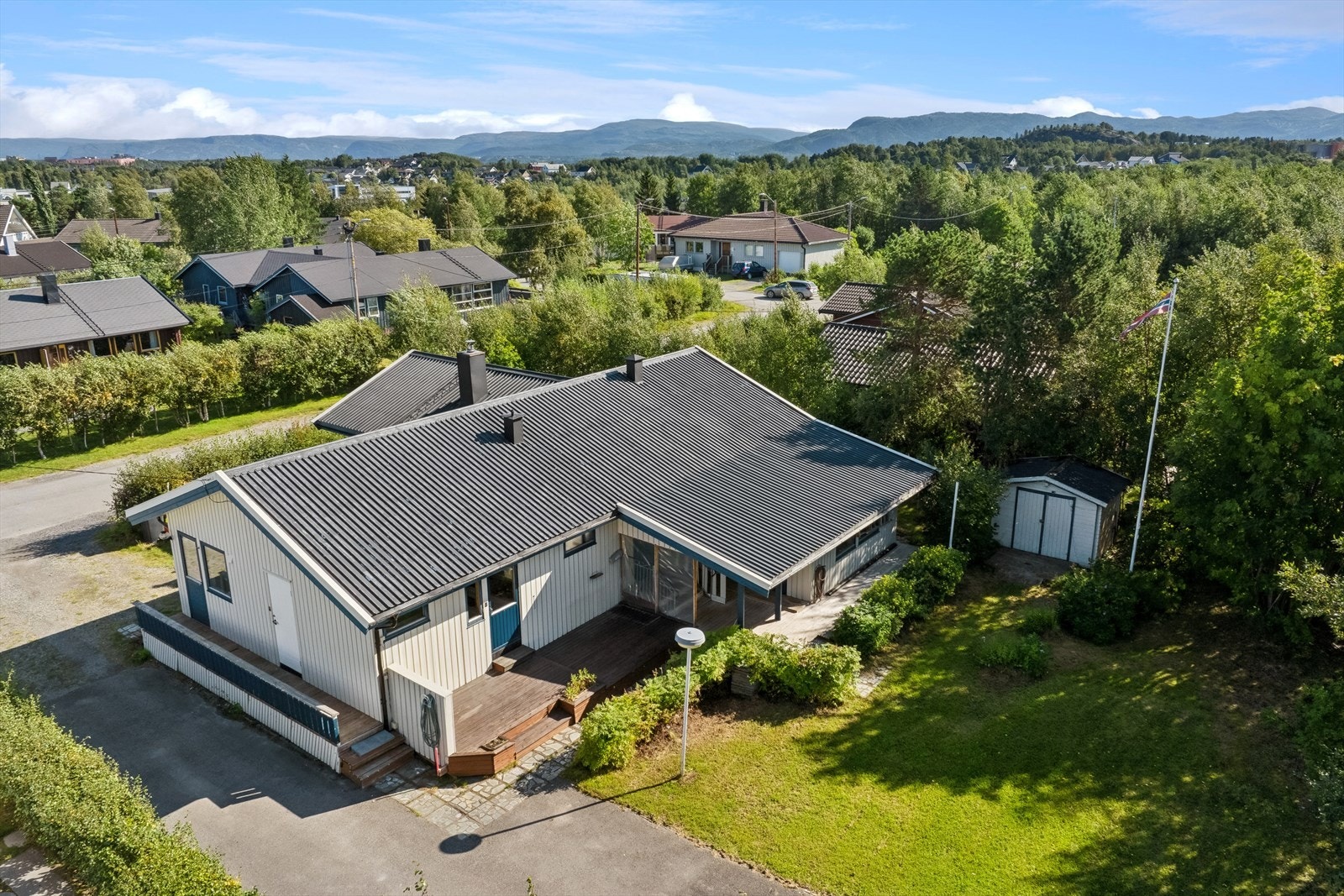Eiendommen har en fin beliggenhet i et rolig og barnevennlig område i Bossekop. Fra boligen er det gangavstand til skole og barnehage. Nærhet til flotte tur- og friluftsområder, noe som gir gode rekreasjonsmuligheter for hele familien. Galleribilde