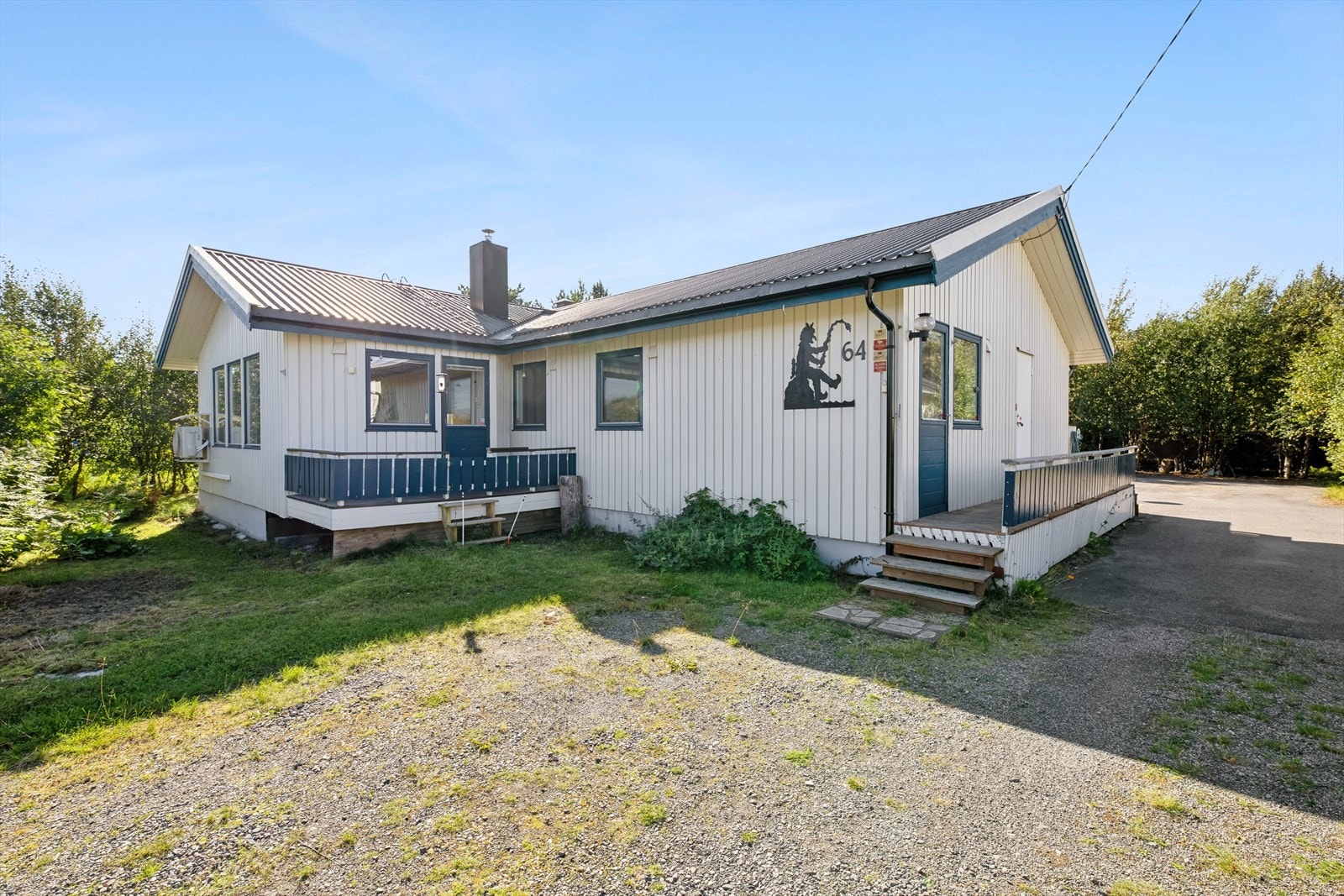 Liten sjarmerende tomt opparbeidet med plen, asfalt i innkjøringen, utebod og naturlig vegetasjon. Se pkt. tomt angående tomtearealet. Galleribilde