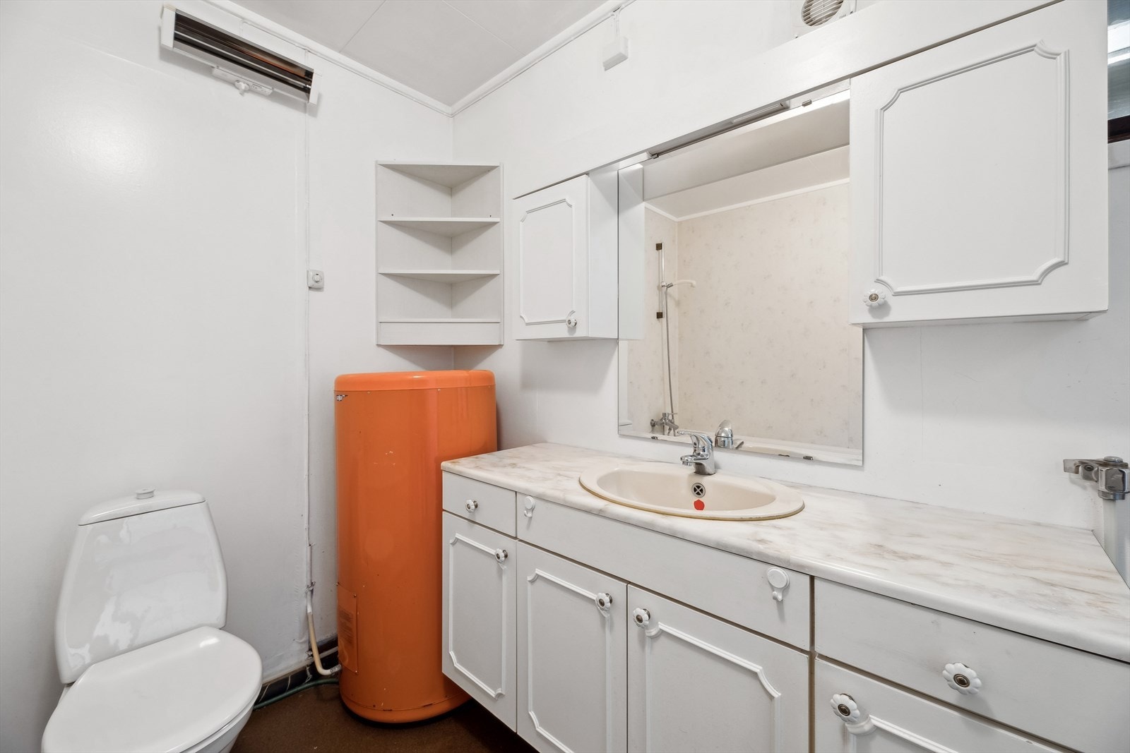 Baderommet har opplegg for vaskemaskin. Galleribilde