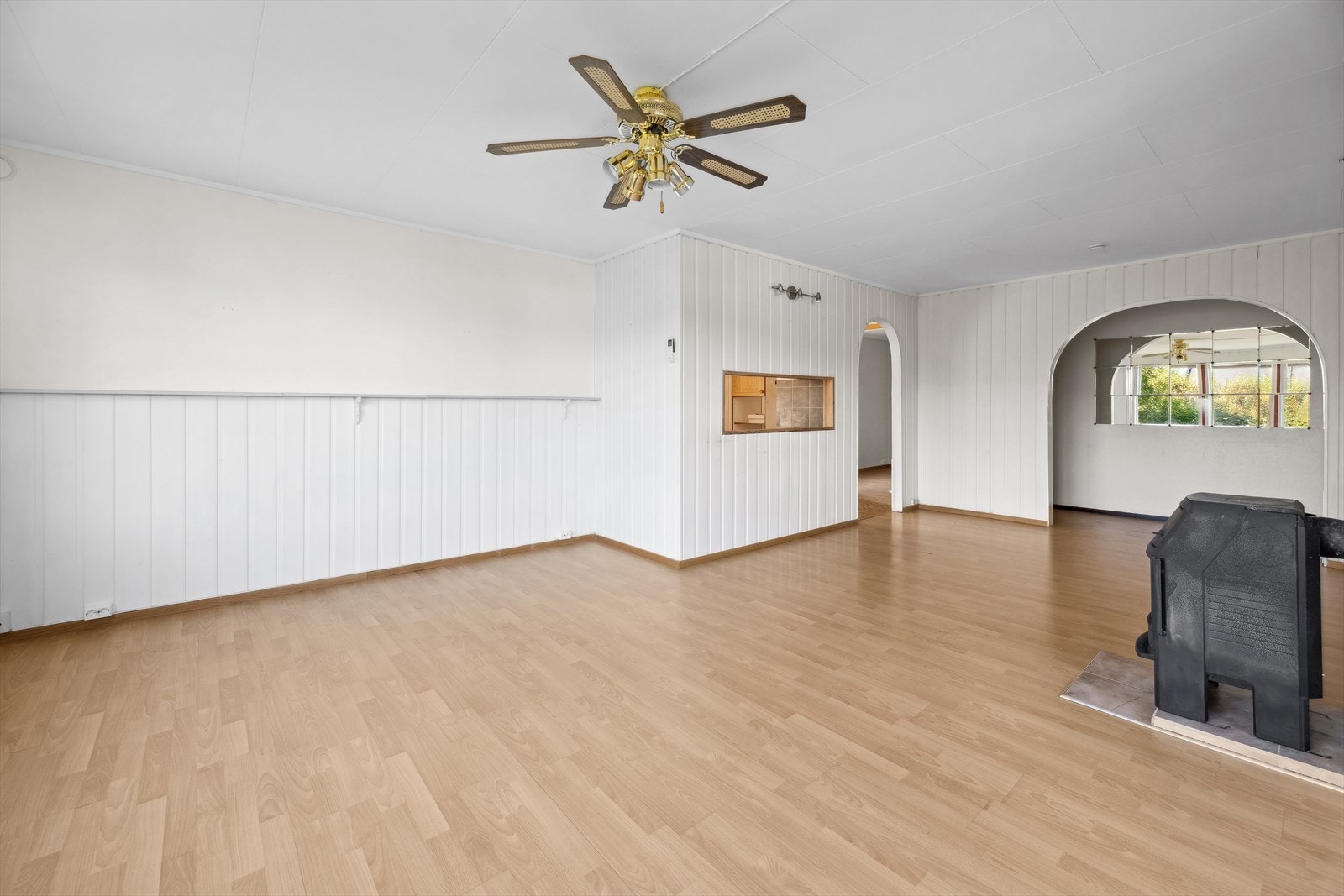 Stuen er naturlig inndelt i flere soner, noe som gir flere gode møblerinsmuligheter. Galleribilde