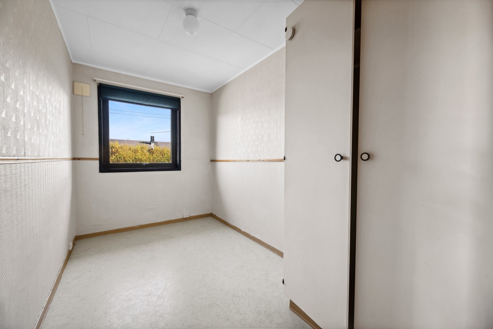 Soverom med god plass til seng og tilhørende møbler. Galleribilde