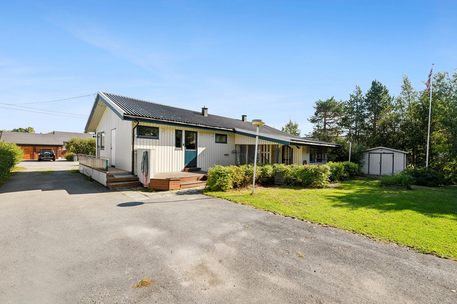 Utebod og del av bolig og del av hage/adkosmtvei ligger på naboeiendommen. Se pkt. tomt. Galleribilde