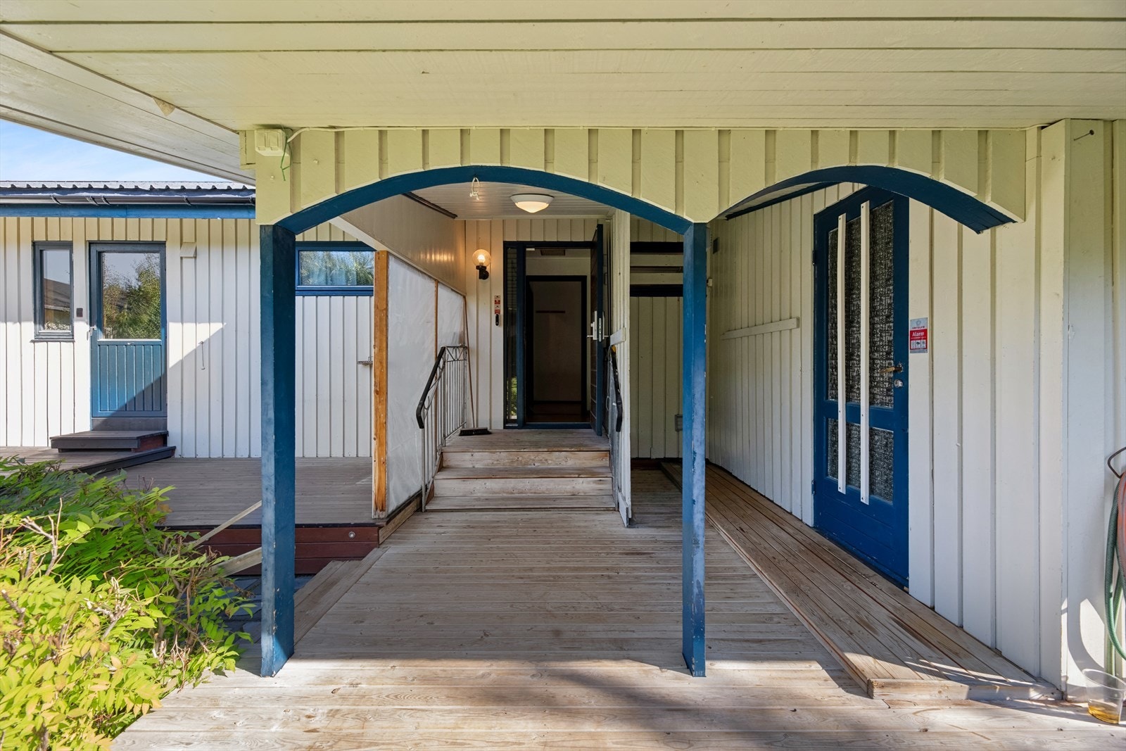 Boligens inngangsparti er overbygget og har adkomst til en utvendig bod. Galleribilde