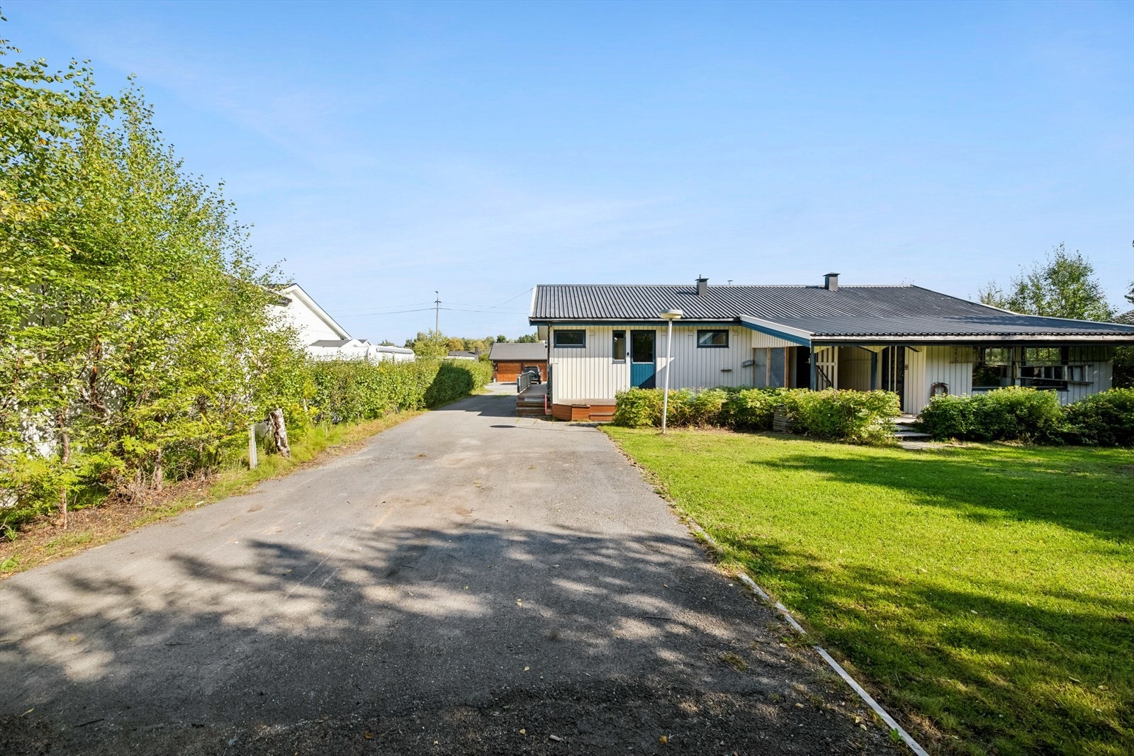 Deler av hage og vei tilhører gnr 27 bnr 1177. Se pkt tomt. Galleribilde