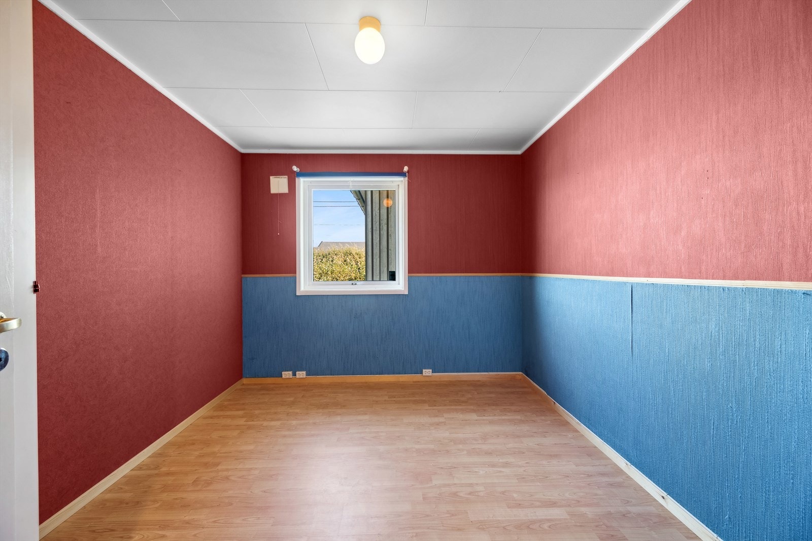 Soverom med adkomst fra gang. Vindu vender mot terrasse. Galleribilde