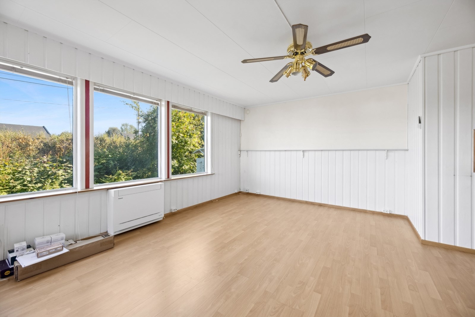 Stuen har store vindusflater som slipper inn godt med naturlig lys og gir rommet en lys og luftig følelse. Galleribilde