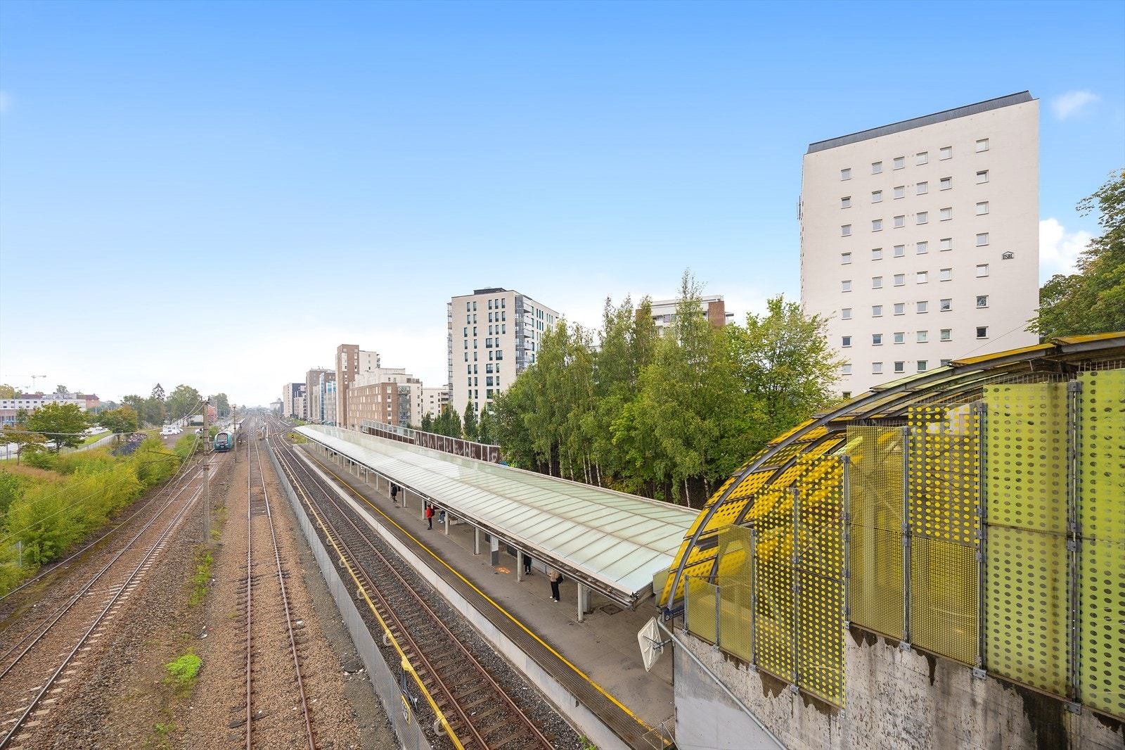 Kort gange til offentlig kommunikasjon som T-bane, tog, trikk og buss. Galleribilde