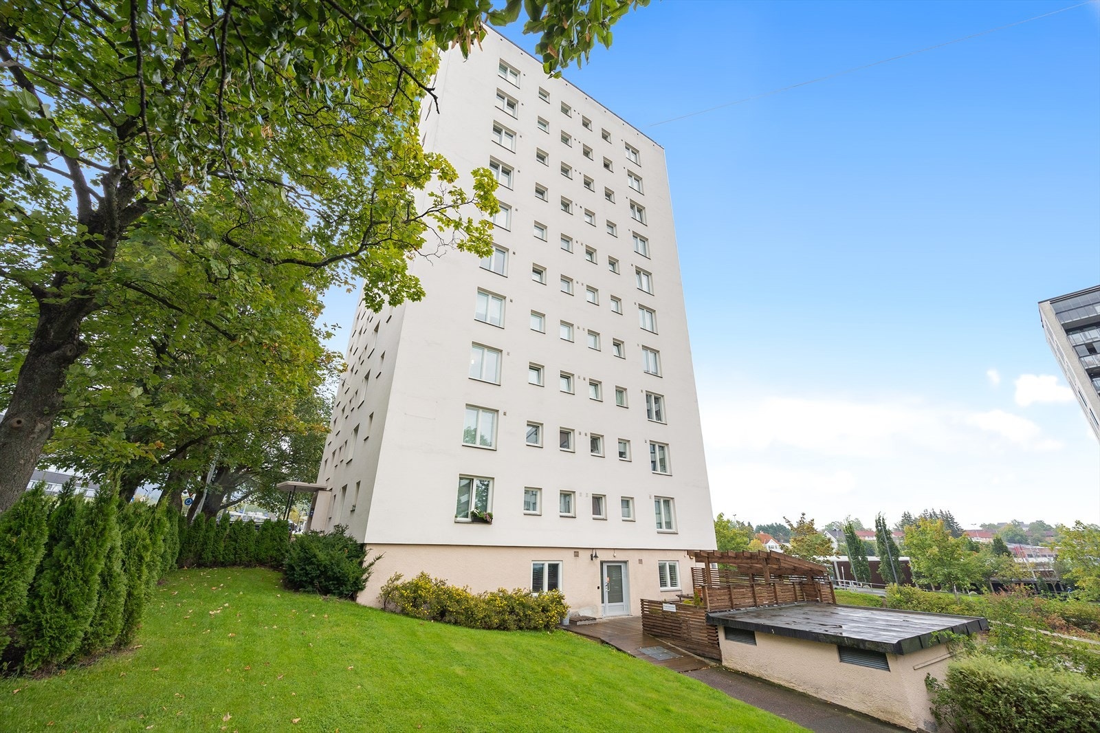 Leiligheten ligger sentralt til på Storo/Nydalen med kort vei til en av byens beste knutepunkt for offentlig kommunikasjon, forretninger, serveringssteder og skoler. Galleribilde