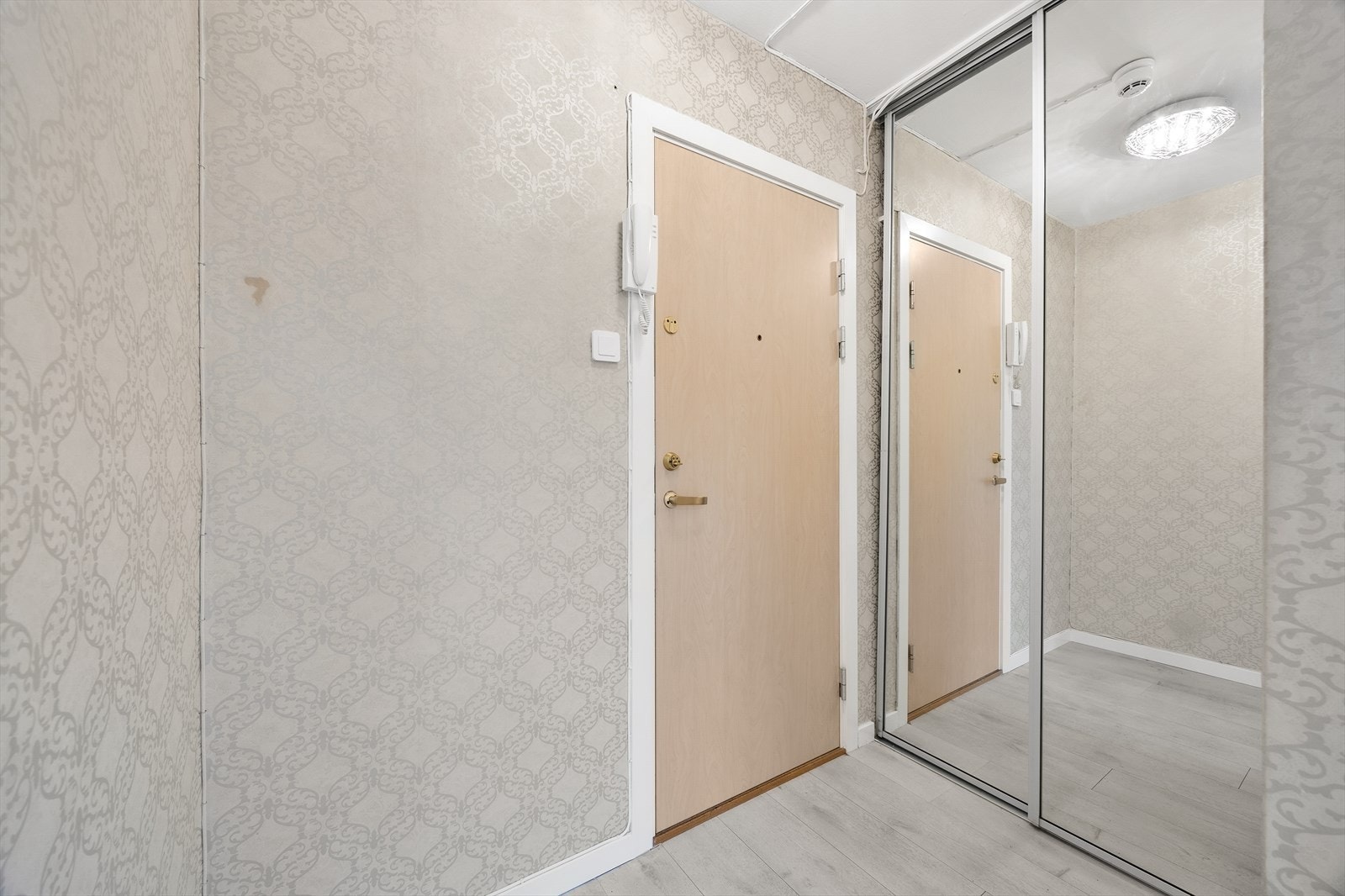 Velkommen inn! I entréen er det montert er stort garderobeskap med god oppbevaringsplass. Galleribilde