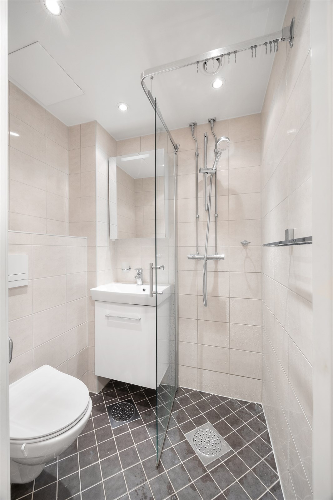 Pent flislagt bad med varme i gulv. Det er opplegg til vaskemaskin på bad. Galleribilde