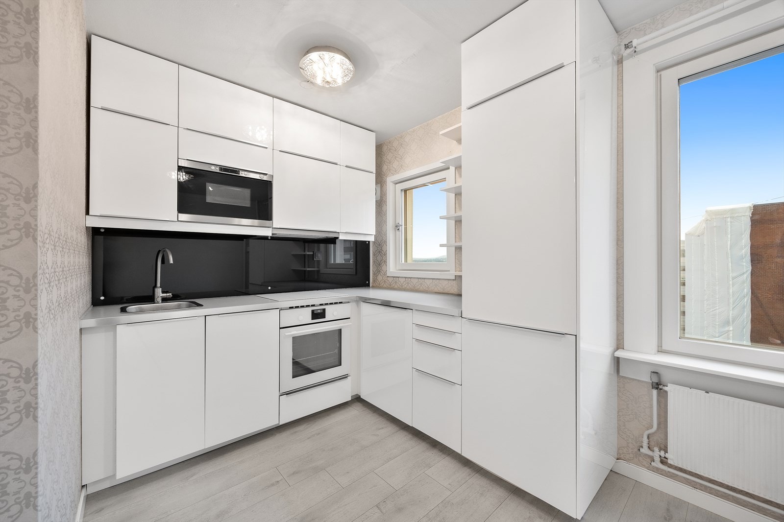 Lyst og pent kjøkken fra IKEA Galleribilde