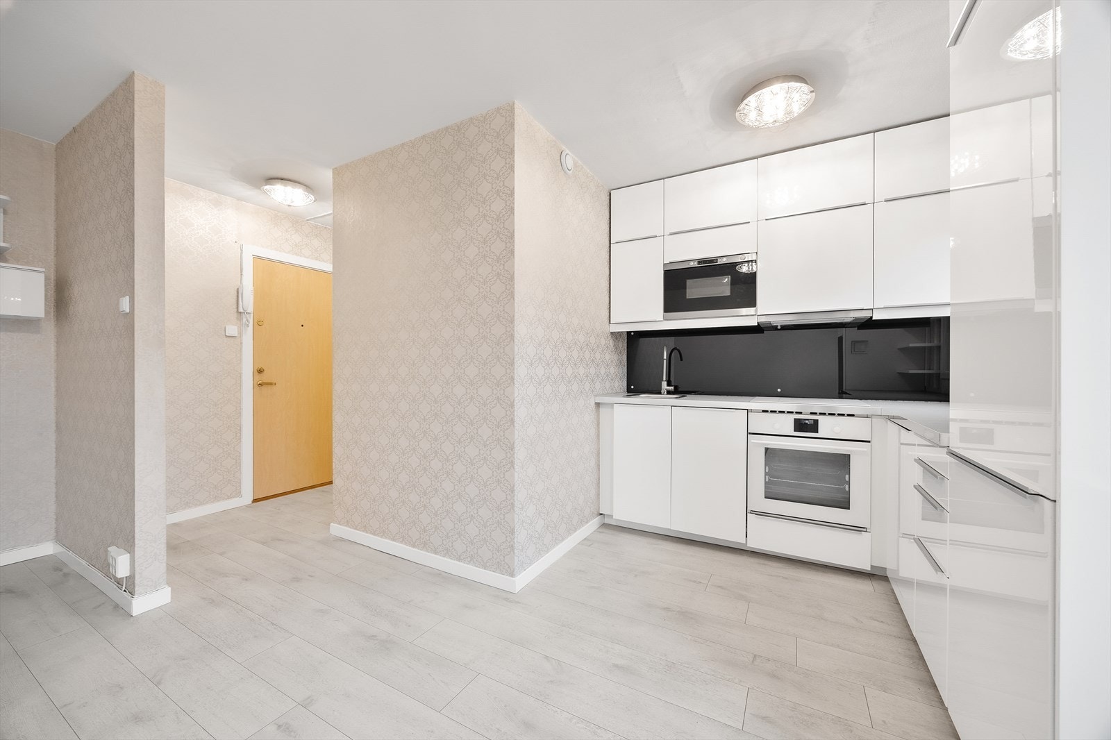 Kjøkkenet har opplegg for platetopp, stekeovn, oppvaskmaskin (smal versjon) og frittstående kjøl/frys. Galleribilde