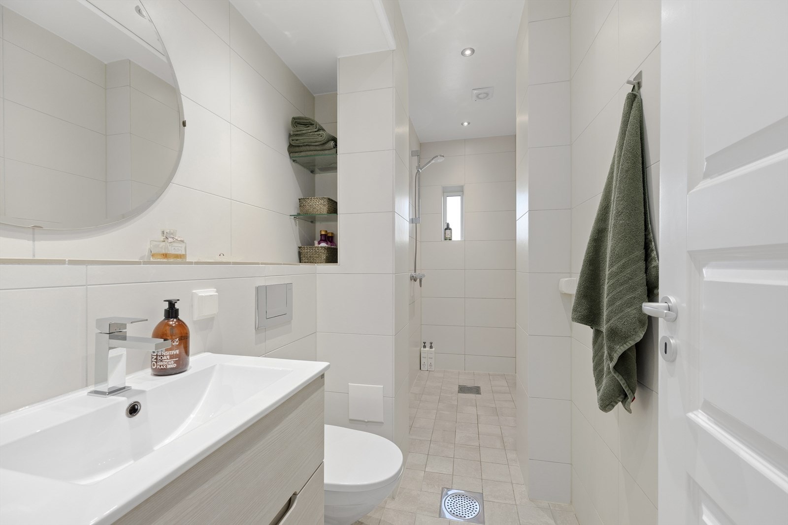 Badet ble totalrenovert i 2015 med stilrene, lyse fliser på vegger og gulv Galleribilde
