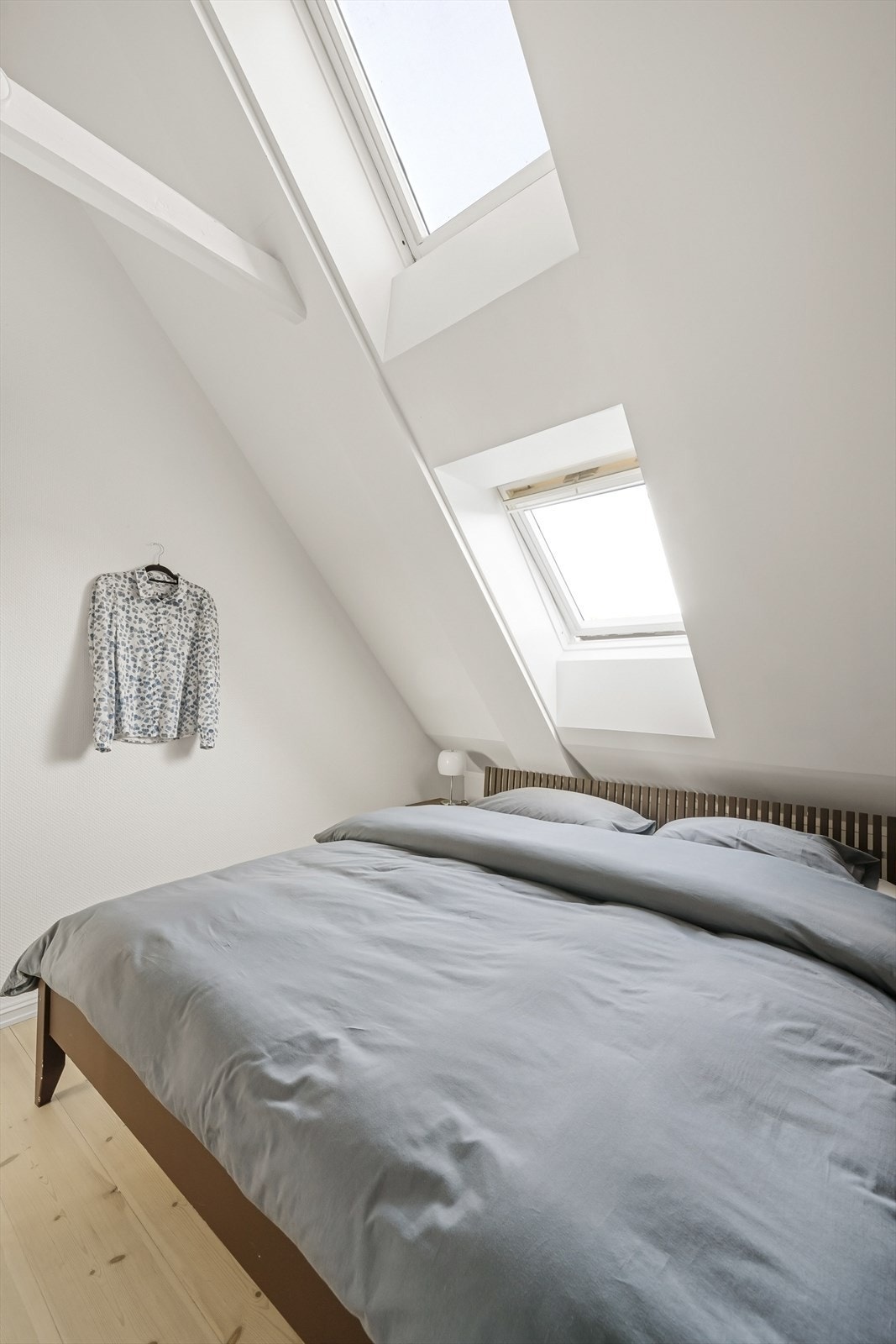 Alle soverommene har takvinduer med utvendig solavskjerming og innvendig nedtreksgardin fra velux Galleribilde