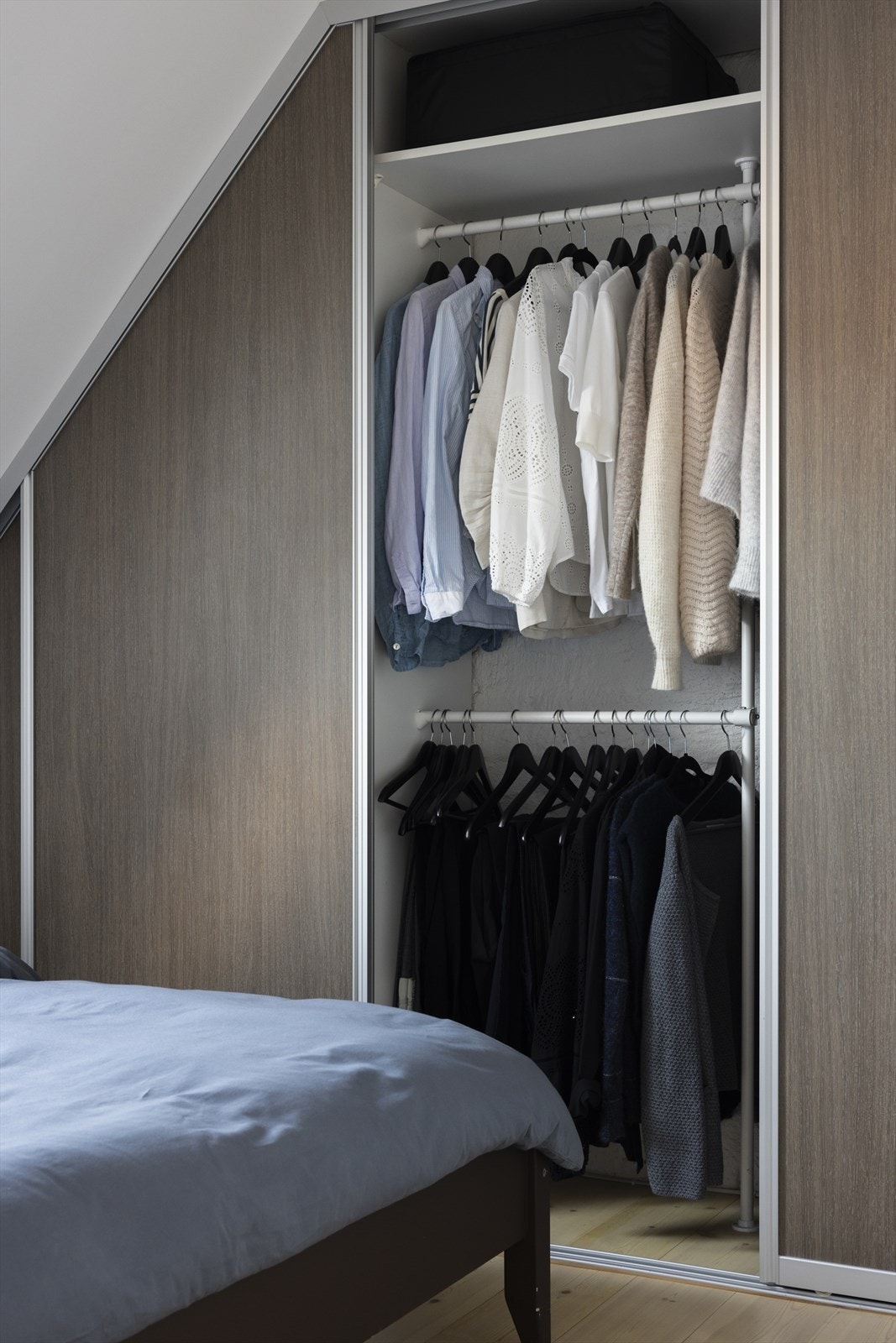 Det er satt inn plassbygget skyvedørsgarderobe med masse oppbevaringsplass Galleribilde