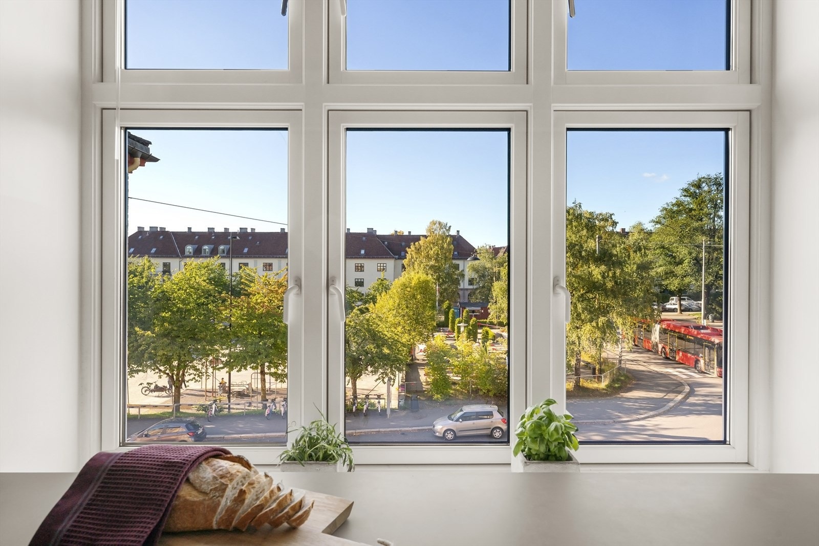 Du får et flott utsyn mot parken fra kjøkkenvinduet Galleribilde