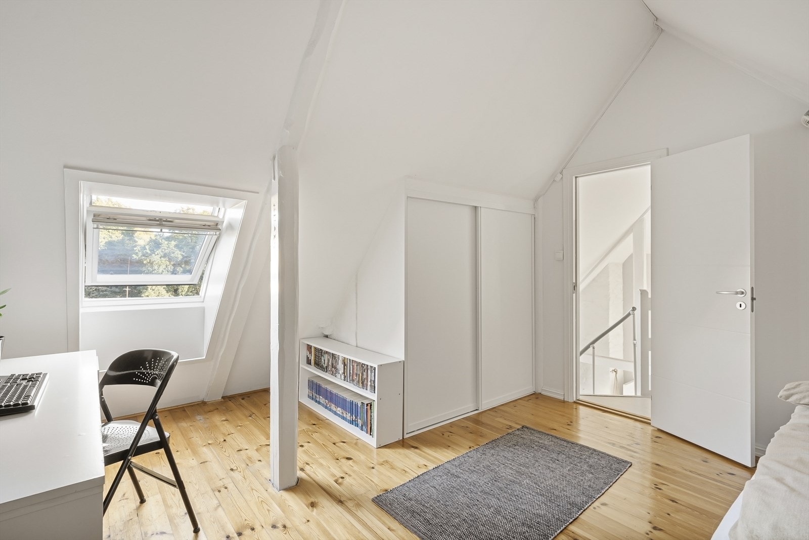 Rommet brukes i dag som soverom, men har flere innredningsmuligheter Galleribilde