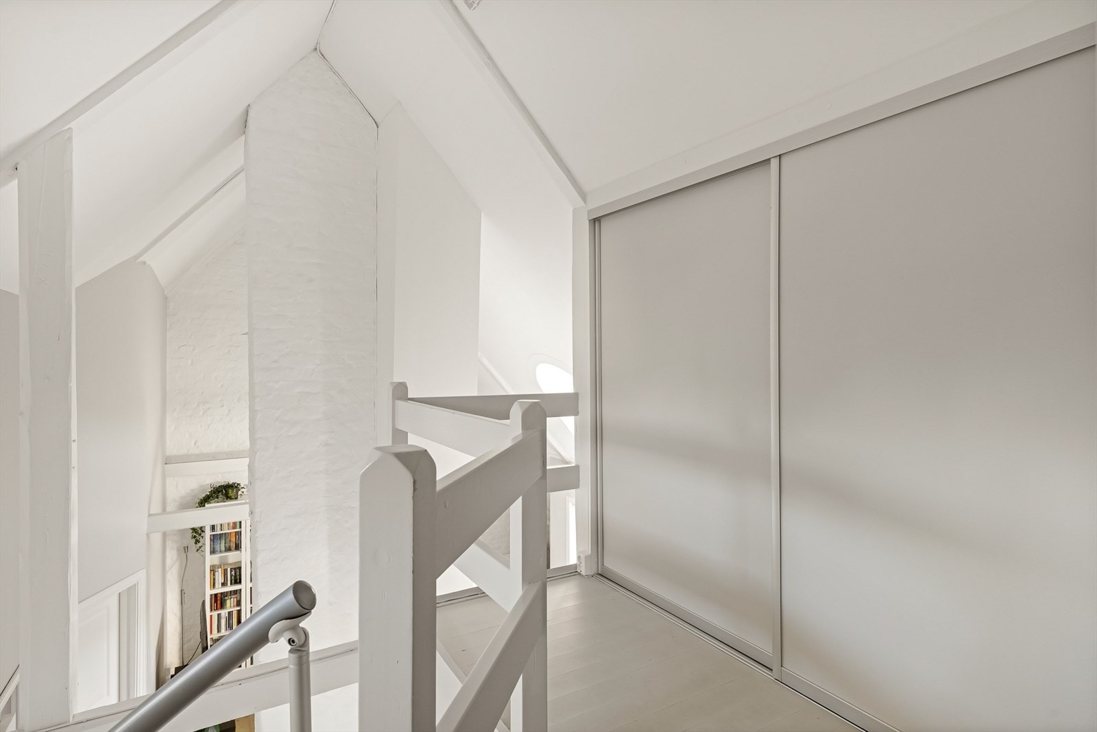 Hemsen er innredet med skyvedørsgarderobe Galleribilde