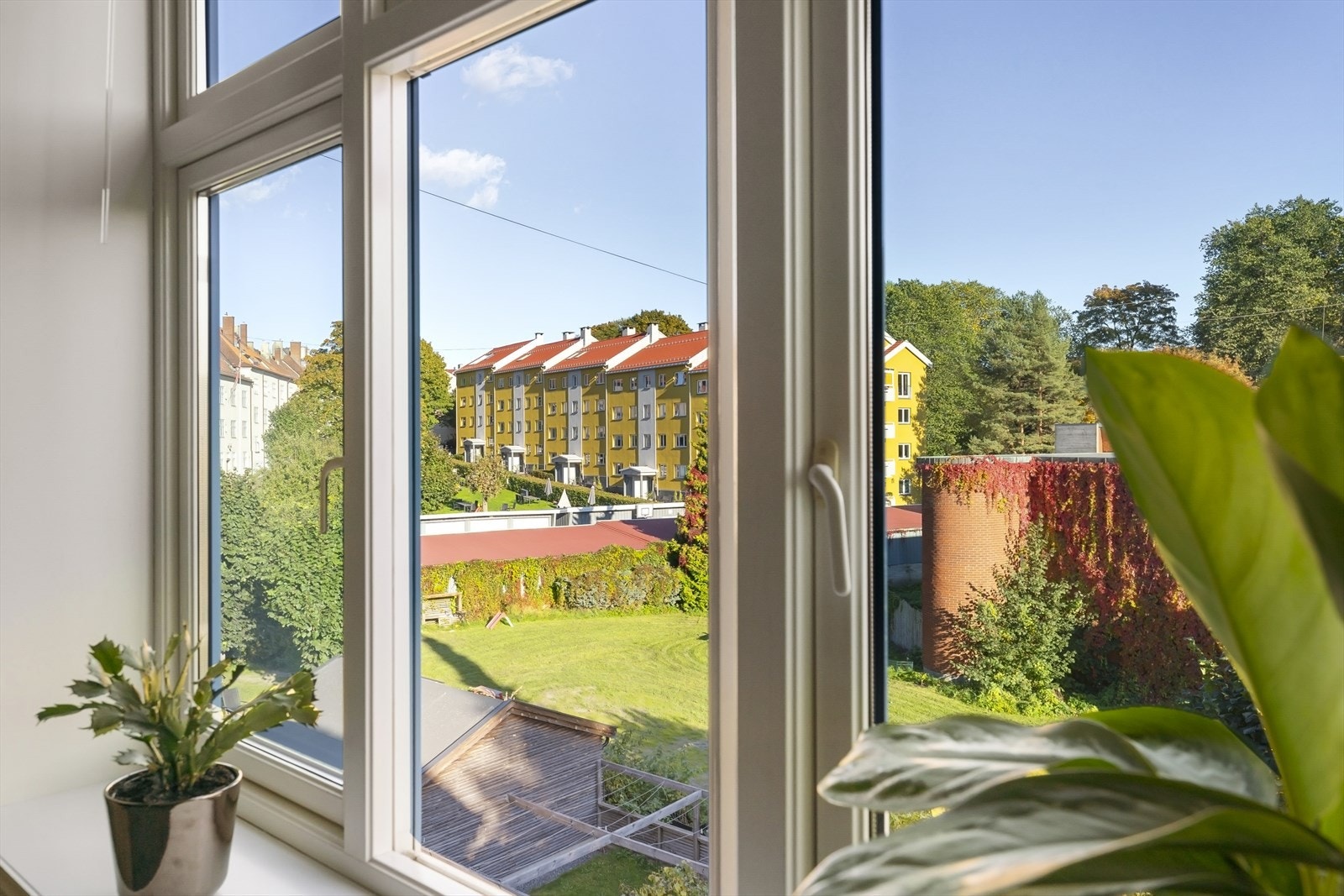 Fra stuen er det et meget hyggelig utsyn mot den grønne og frodige bakgården Galleribilde