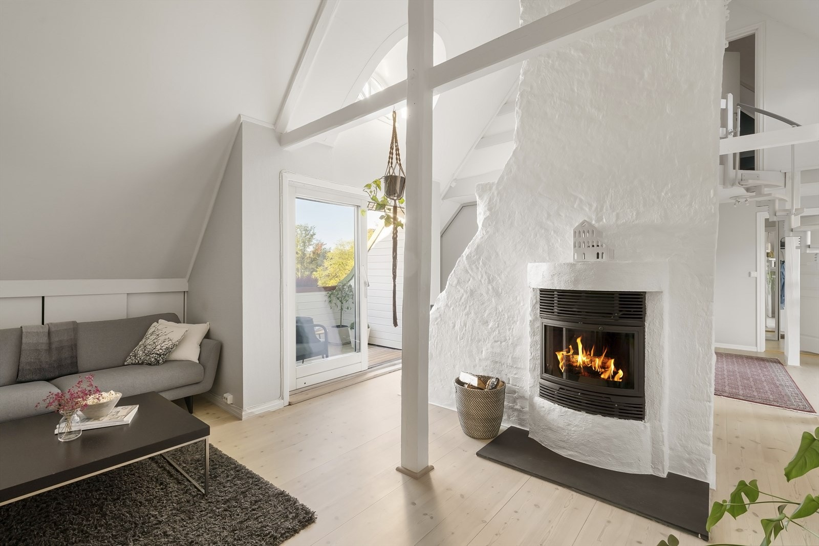 Hyggelig loftstue med plass til sofagruppe, tv-seksjon og annet møblement Galleribilde