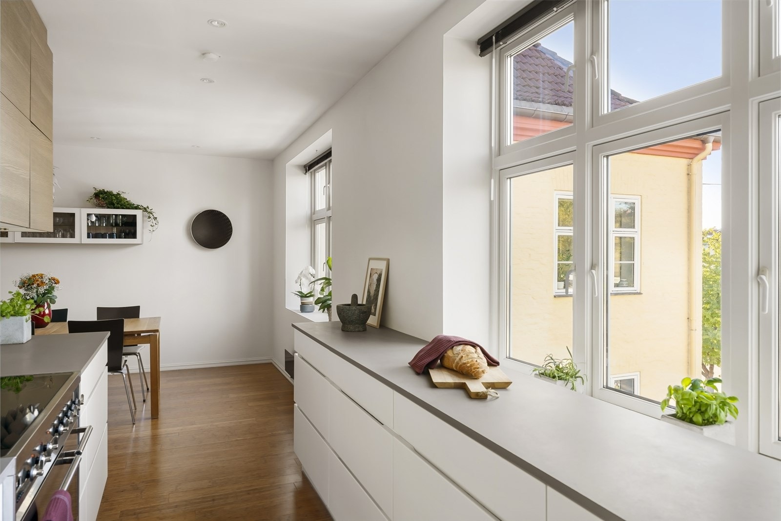 Kjøkkenet er godt utnyttet med takhøye overskap og rikelig med benkeplass Galleribilde