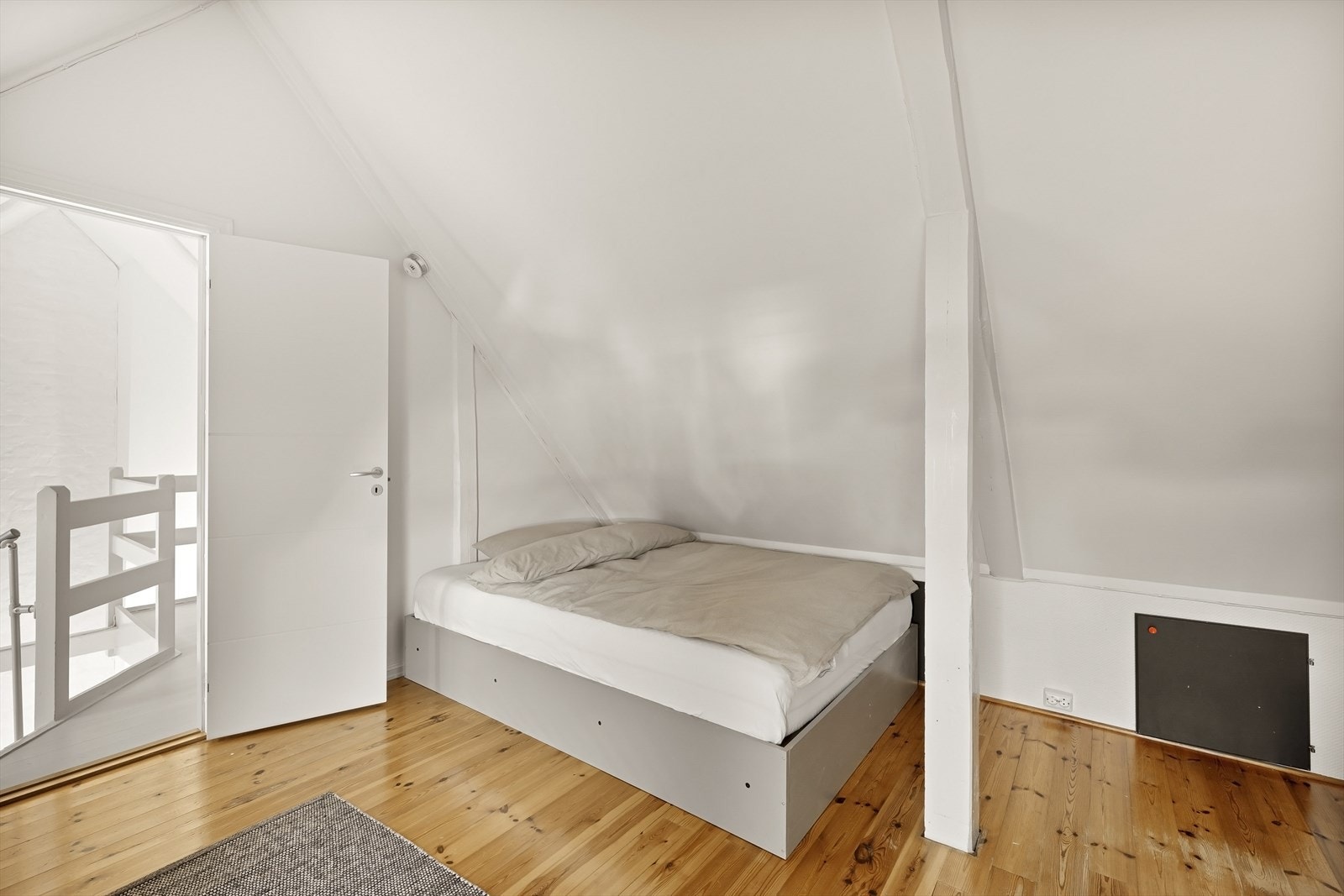 Videre er det adkomst til et innredet rom med plass for seng og garderobeskap Galleribilde