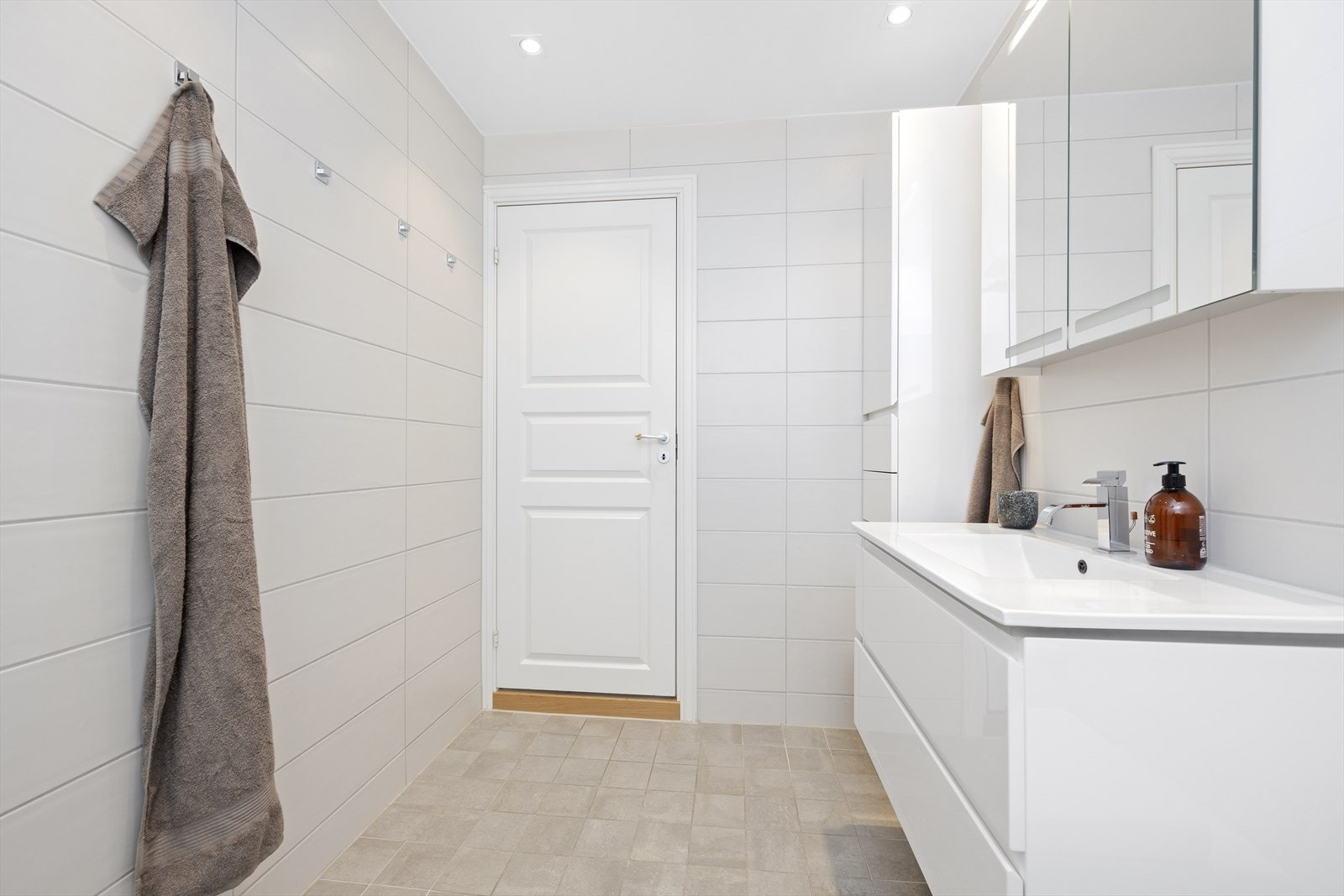 Badet er stilrent og ble totalrenovert i 2015 Galleribilde