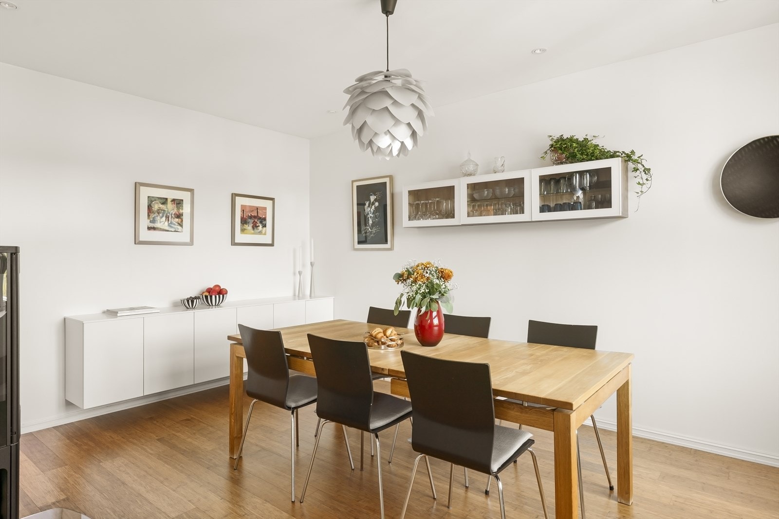 God plass til stor spisegruppe - perfekt for å samle hele familien til et hyggelig måltid Galleribilde