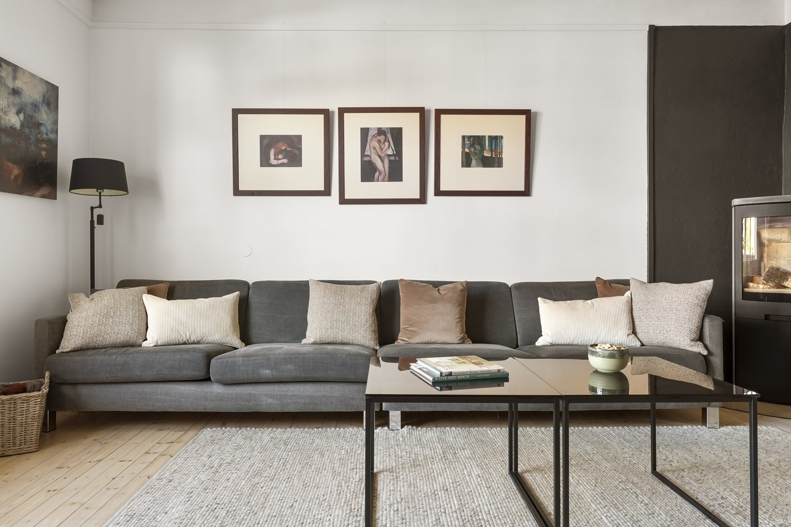Stuen har god plass for stor sofagruppe og tv-møbler - som gir et sosialt allrom for hele familien Galleribilde