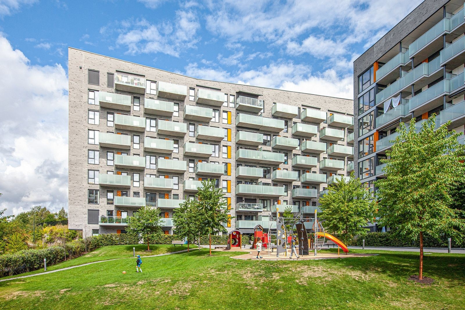 Fasade. Boligen ligger i byggets 6. etasje med stor balkong. Galleribilde