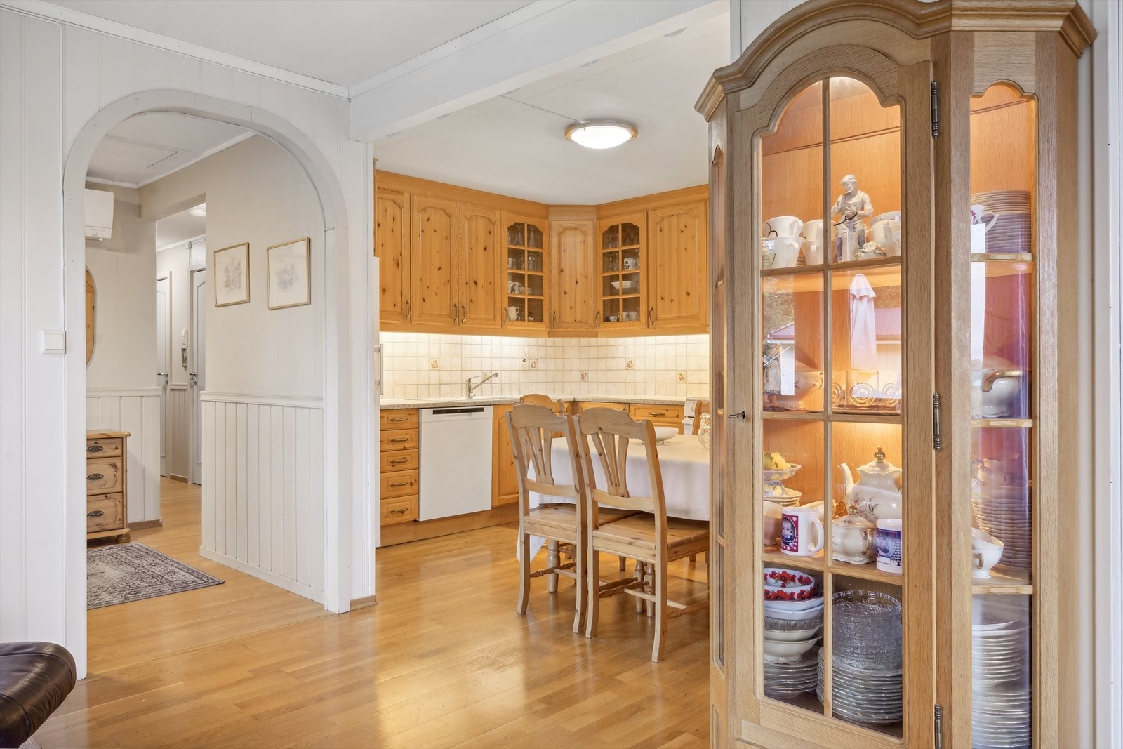 Kjøkkenet er i en delvis åpen løsning mot stuen Galleribilde