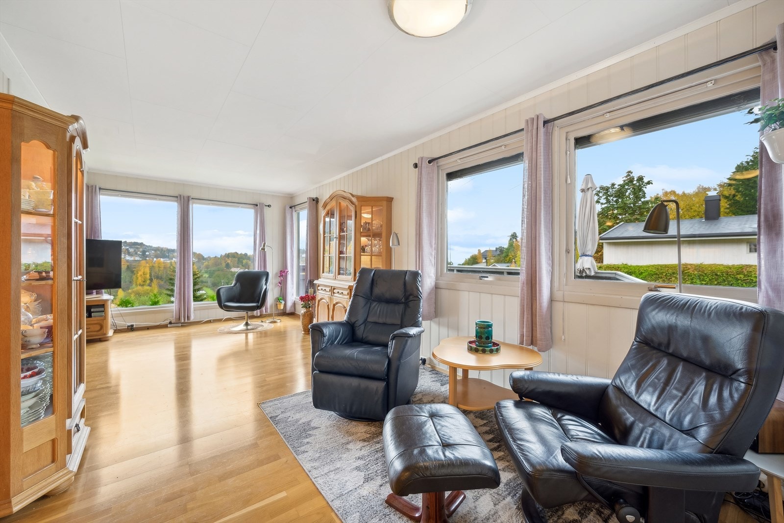 Vi beveger oss inn i en lys og innbydende stue Galleribilde