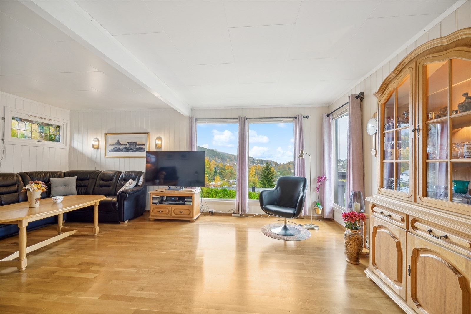 Her er det god plass for sjenk, vitrineskap, kommode eller lignende. Galleribilde