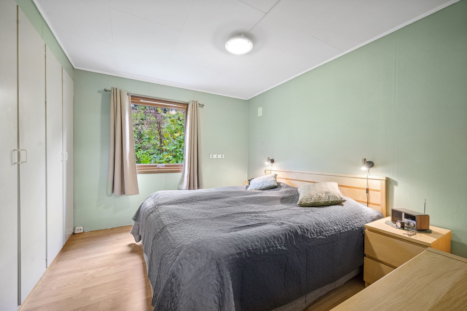 Romslig hovedsoverom med gode garderobeskap Galleribilde