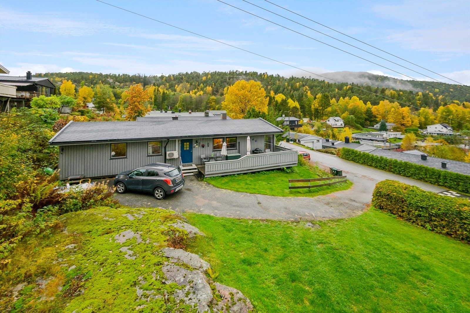 Flott enebolig med alt på en flate. Parkering i innkjørsel. Galleribilde