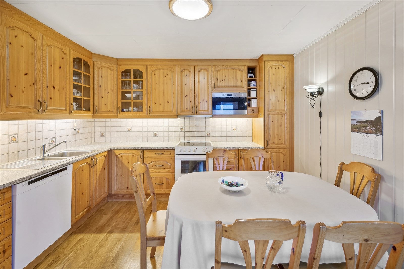 Innredningen har frittstående hvitevarer som komfyr, oppvaskmaskin og kjøl/frys. Galleribilde