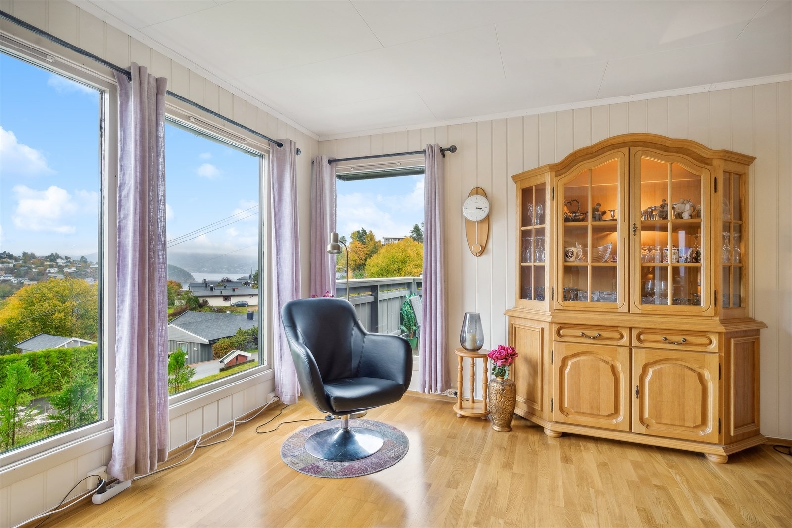 Her sørger gode vindusflater for at rommet får godt med naturlig lys Galleribilde