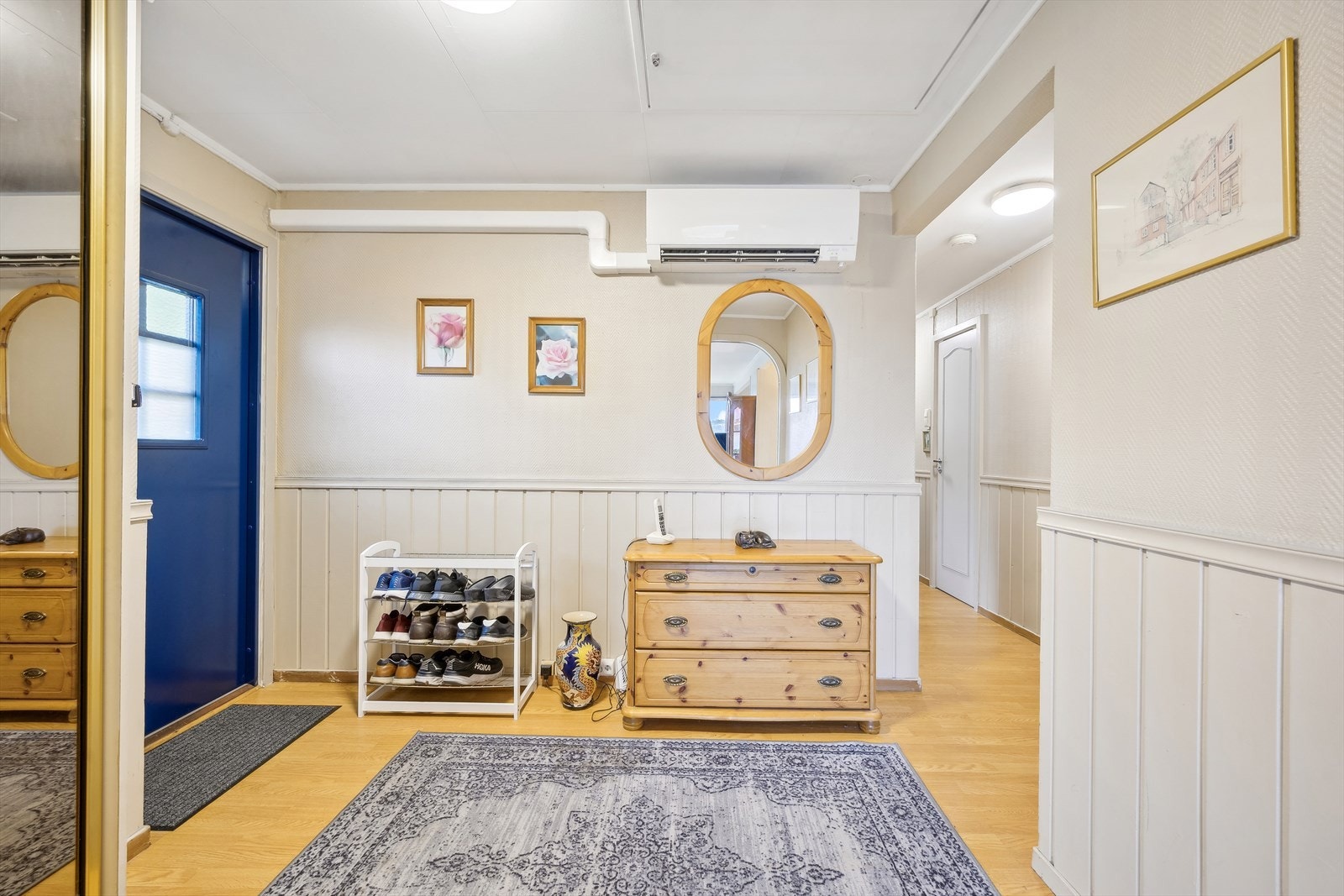 Romslig entré med innebygget skyvedørsgarderobe og plass for øvrige smarte løsninger Galleribilde