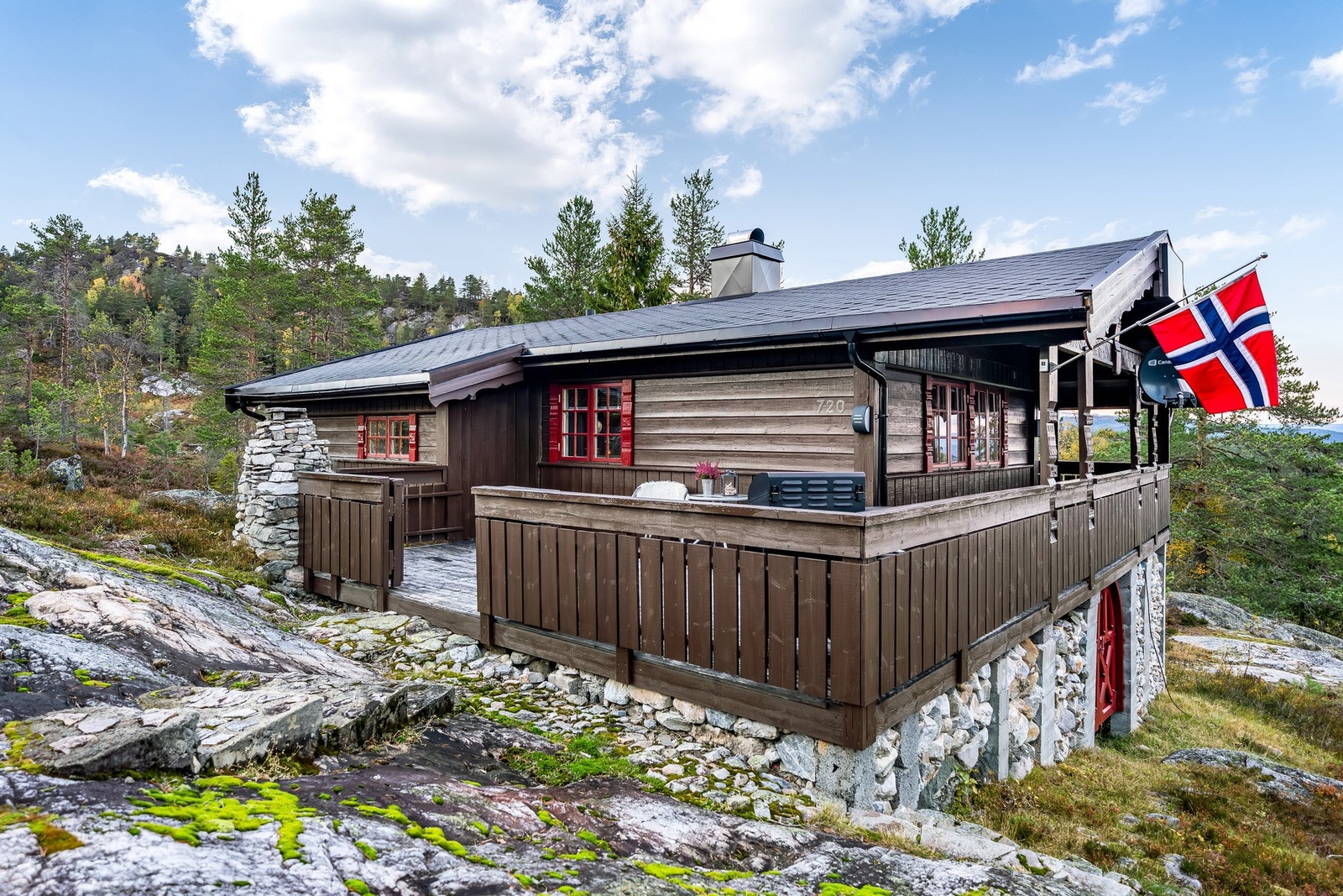 Hytta ligger i ett stille og rolig område på veg opp mot Gavlesjå. Galleribilde